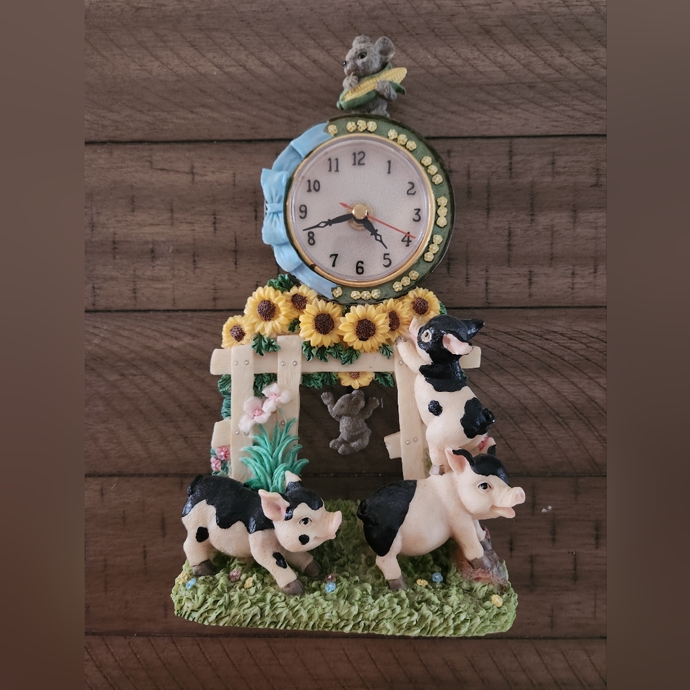 vintage Young Town 08811 Quartz movement piggy farm-themed Clock